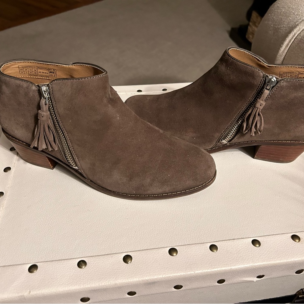 Cute Vionic tan suede ankle boots/ booties. With outside zipper tassel.